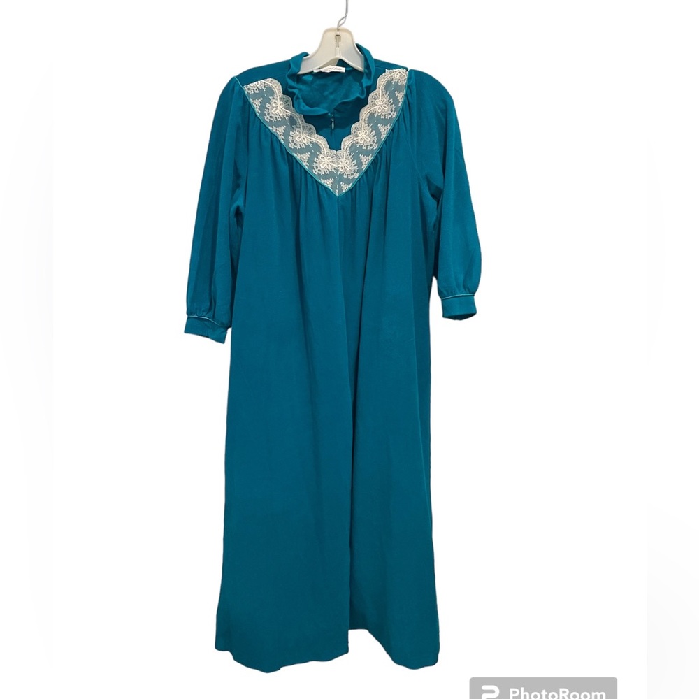 Vanity Fair vintage teal robe with lace at collar. Half zip with pockets.